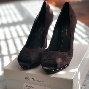 BCBG suede pumps